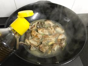 煮开后加入生抽和老抽。