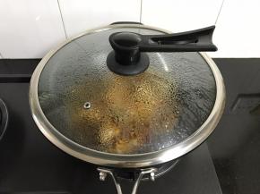 盖上锅盖中小火焖煮30分钟左右。