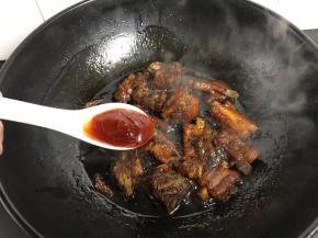 等汤汁浓稠时加入蕃茄酱。