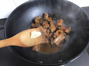 煮至汤汁少至一半时加入冰糖调味。