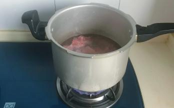 无需加盖，大火煮开煮至出现浮沫为止，洗净浮沫