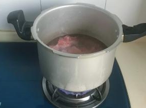 无需加盖，大火煮开煮至出现浮沫为止，洗净浮沫