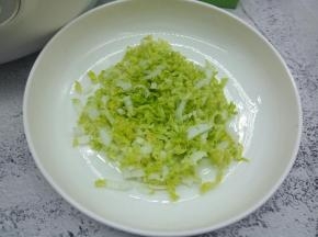 取娃娃菜菜心，切细丝，