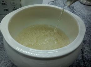 大米105克，用清水淘洗净