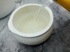 洗净的大米，加入水（加的是开水）