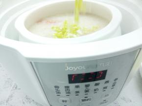最后20分钟加海虾继续煲，煲粥到最后5分钟，加入娃娃菜