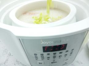 最后20分钟加海虾继续煲，煲粥到最后5分钟，加入娃娃菜