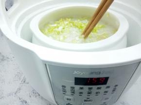 用筷子搅拌白菜丝