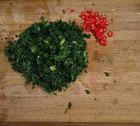 荠菜、小米椒切末(荠菜提前焯水)。