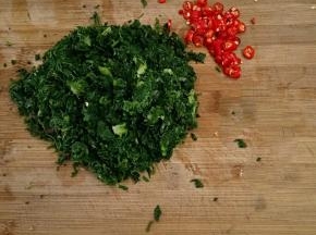 荠菜、小米椒切末(荠菜提前焯水)。