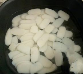 放入水中煮软，捞出来备用。