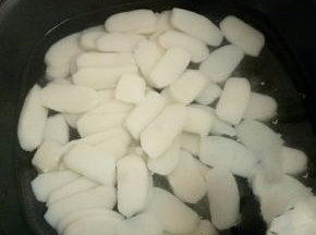 放入水中煮软，捞出来备用。