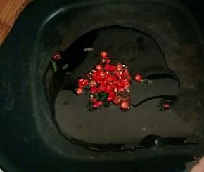 热锅凉油，下小米椒煸香。