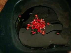热锅凉油，下小米椒煸香。