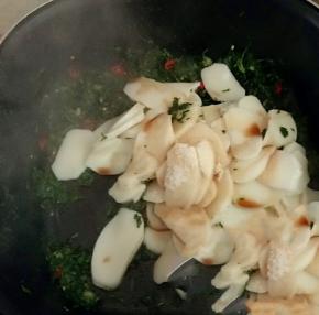 下年糕，加生抽、盐、鸡粉调味。