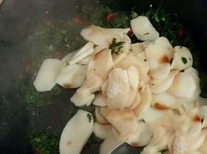 下年糕，加生抽、盐、鸡粉调味。