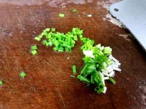 小葱洗净切好备用