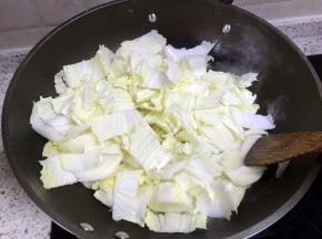 放入白菜翻炒