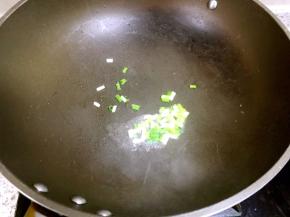 起油锅，放入葱炒香