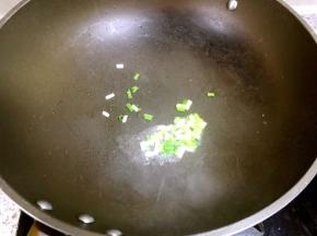 起油锅，放入葱炒香