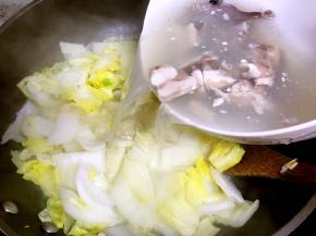 加入羊肉和羊肉汤煮