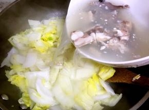 加入羊肉和羊肉汤煮