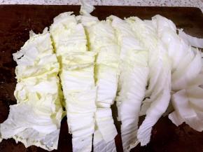 白菜洗净切成块备用