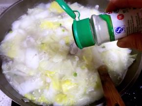 煮开后加入适量盐和黑胡椒粉调味