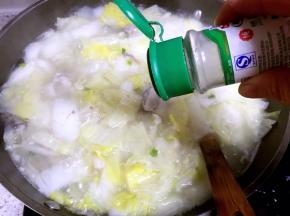 煮开后加入适量盐和黑胡椒粉调味