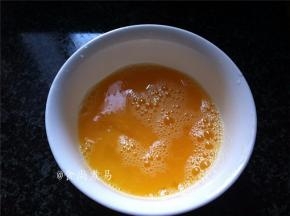 鸡蛋敲破，调入少许盐打散