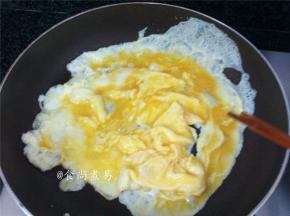 热锅，倒入食用油，倒入蛋液大火煎成凝固的蛋皮