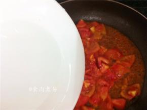 炒至番茄起沙，倒入1小碗清水，遮上锅盖煮3分钟