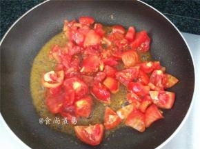 继续热锅，倒入食用油，下番茄大火爆炒