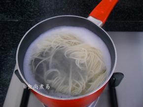 煮面条：锅里放入适量清水煮开，调入适量盐、放入面条煮至浮起