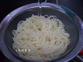 捞起面条，过一下凉水