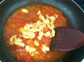 煮至汤汁浓郁，调入盐、鸡粉、香油、拌匀后铲起