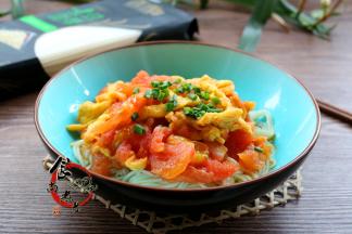 将面条盛入碗中，鸡蛋番茄铺在面条上面，吃时拌匀即可