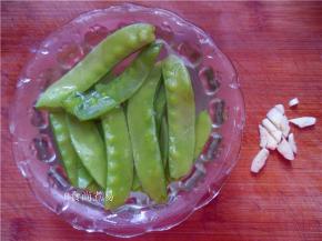 荷兰豆撕去老筋、泡洗干净，蒜瓣拍扁轻松去皮