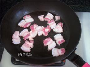热锅，倒入少许油，下五花肉煎至两面焦黄色