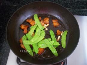 倒进荷兰豆煸炒片刻