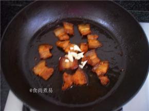 加入蒜瓣煸香