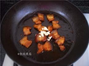 加入蒜瓣煸香