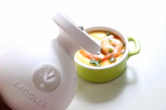 时间到取出淋少许希腊进口的橄榄油更营养，淋少许生抽，撒葱花即可