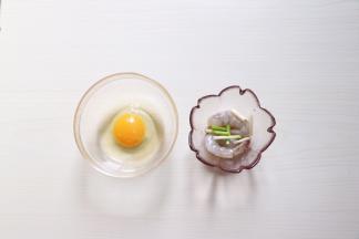 先处理虾：虾去除虾头、去虾壳、用牙签挑出虾线；虾处理好加葱段，半汤匙料酒、加0.5g盐腌制8-10分钟（一岁以下宝宝不要放盐）鸡蛋打散