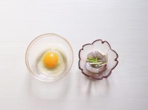 先处理虾：虾去除虾头、去虾壳、用牙签挑出虾线；虾处理好加葱段，半汤匙料酒、加0.5g盐腌制8-10分钟（一岁以下宝宝不要放盐）鸡蛋打散