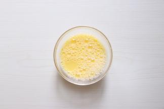 加0.5g盐充分搅拌有密集蛋泡，大概搅拌2分钟左右