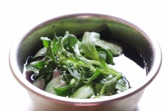 冰草提前淡盐水浸泡20-30分钟洗净备用；