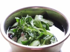 冰草提前淡盐水浸泡20-30分钟洗净备用；
