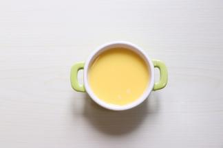 用面粉筛过滤2次更嫩滑哦，记住要想做出嫩滑可口的虾炖蛋，最好过滤哦