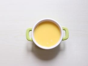 用面粉筛过滤2次更嫩滑哦，记住要想做出嫩滑可口的虾炖蛋，最好过滤哦